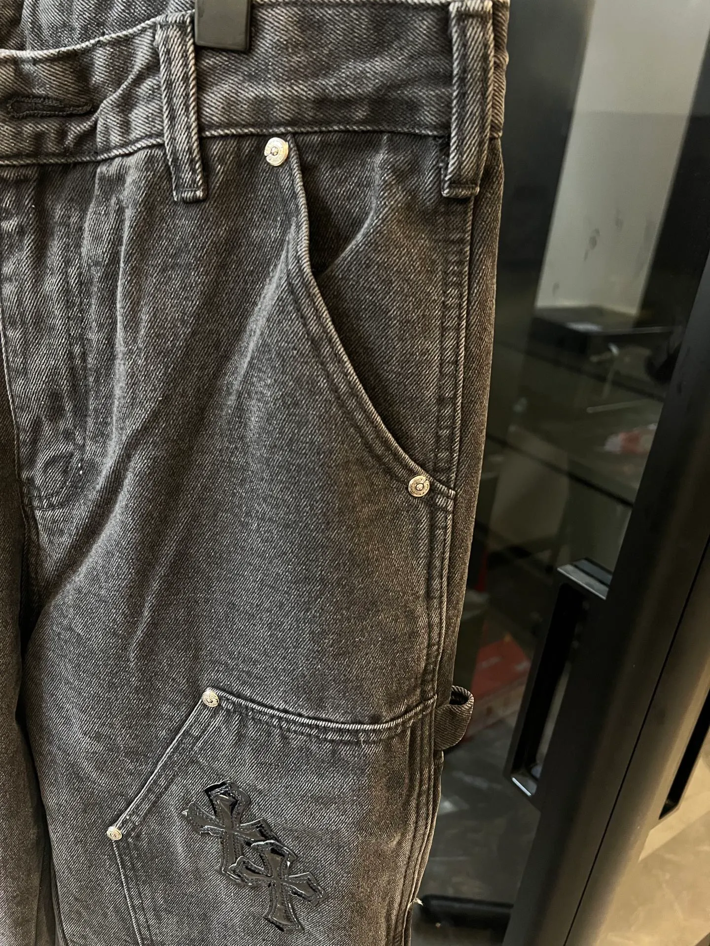 P280 [Next day] Chrome Hearts/Chrome Hearts ch cross patch black glitter starry sky leather logging jeans (black) using top-notch heavy-duty washing technology, every detail shows ingenuity. The calfskin is laser-cut to make a delicate cross, which is a dual enjoyment of touch and sight. Paired with aged silver hardware, it is retro and high-end, full of texture. The straight-cut upper body turns into "chopstick legs" in an instant, easily modifying the shape of the legs. It can be controlled by any figure and has a full sense of luxury. This is a carefully crafted high-end version, the quality far exceeds the market currency, and the details can stand the scrutiny of a magnifying glass. Although the price is close to the people, the quality is completely in line with the big brands, and it is easy to follow the trend. Classic black, low-key and versatile, with simple and individual matching, you can easily create a fashionable look, making you the center of attention whether you are going out daily or attending events.  Size: 30 32 34 36 (corresponding to m-xxl) Detailed size can be found in Figure 9
